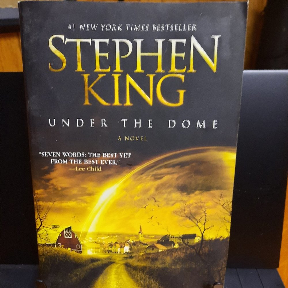 Softcover Book "Under the Dome" by Stephen King